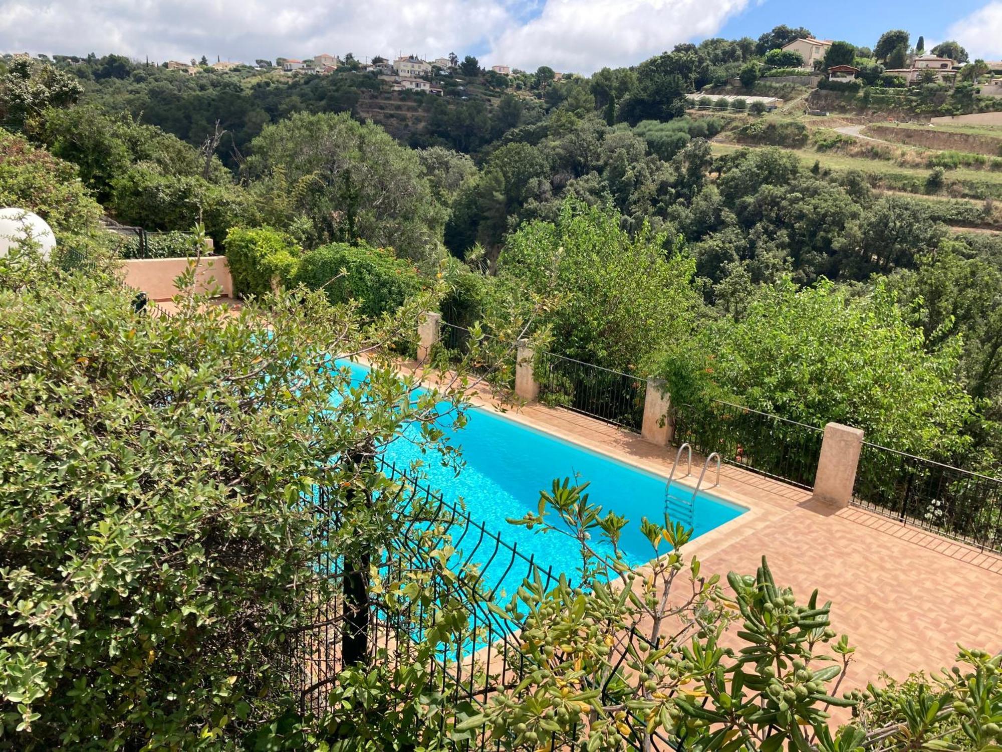 T2 Traversant Avec Une Grande Terrasse Et Piscine Cagnes-sur-Mer Ngoại thất bức ảnh